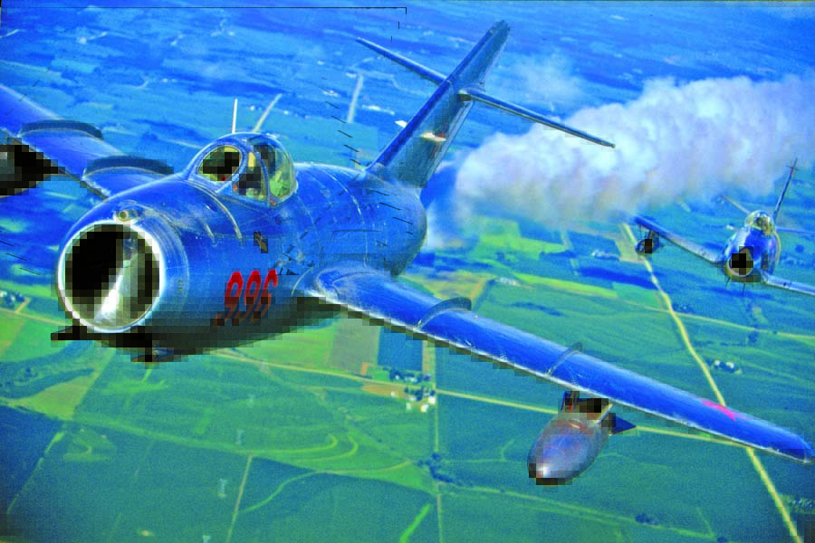 In a scene reminiscent of MiG Alley during the Korean War, an F-86 Sabre is in hot pursuit of a MiG-15. Terry Klingele’s MiG and Mike Kennum’s Sabre close in on the camera of Erik Hildebrandt. The MiG is currently owned by the Vietnam War Museum in Houston, Texas, and the Sabre is now owned by the Warbird Heritage Foundation in Waukegan, Illinois.